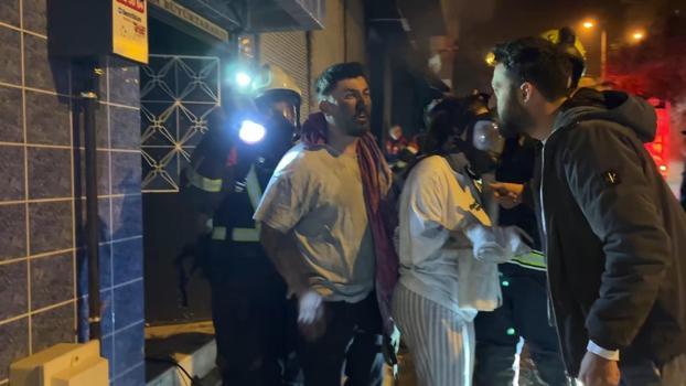 Depoda çıkan yangın apartmana sıçradı: 2 kişi dumandan etkilendi