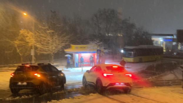 İstanbul - İstanbul'da kar yağışı; kayan araçların kaza yaptığı anlar kamerada