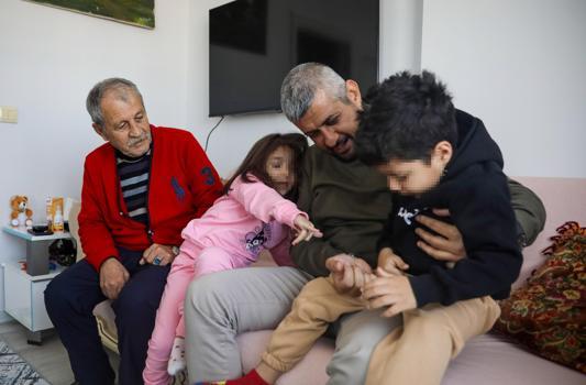 Dede ile 3 torunu, yeni yuvalarına kavuştu