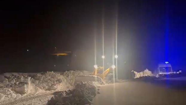 Yolu kardan kapanan köydeki hasta için ekipler seferber oldu
