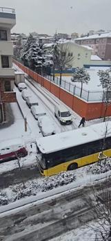 İstanbul- Küçükçekmece'de kar yağışı etkili oldu; İETT otobüsü yolda kaldı, TIR kaza yaptı