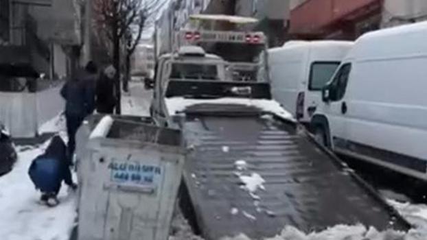 Bağcılar'da kar nedeniyle ambulansın çıkamadığı sokağı çekiciyle açtı