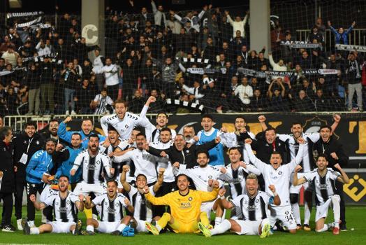 Altay'da oyuncular ödeme bekliyor