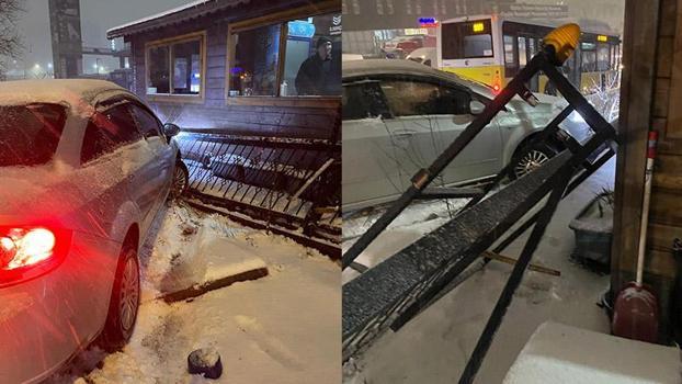 Başakşehir'de karda kayan otomobil güvenlik kulübesine çarptı; kaza kamerada