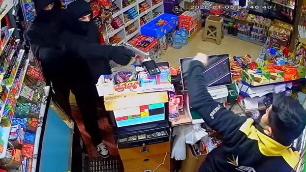 Girdikleri markette kasadaki parayı gasbeden 2 şüpheli tutuklandı