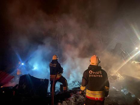 Ordu’da 1 saat arayla çıkan yangınlarda 2 ev 1 samanlık yandı, 2 kişi dumandan etkilendi