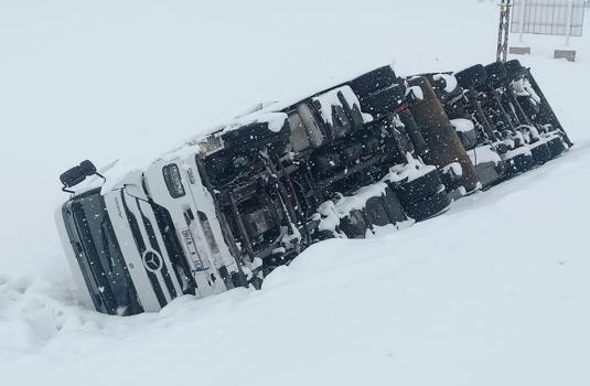 Bitlis'te kar ve tipi kazaya neden oldu
