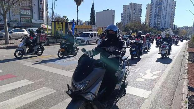 Adana'da kuryeler, kontak kapatıp eylem yaptı