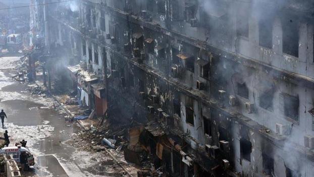 Pakistan’daki yangında hayatını kaybedenlerin sayısı 14’e yükseldi