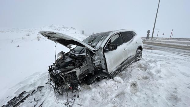 Kayseri'de otomobil refüje çarptı: 3 yaralı