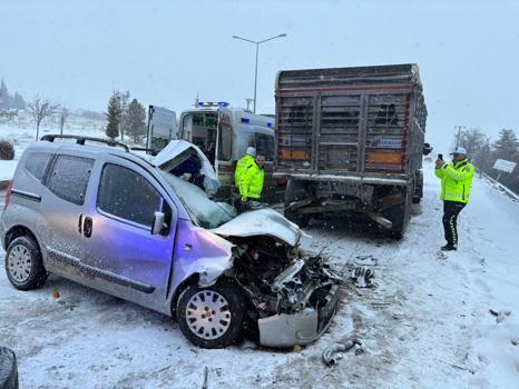 Hafif ticari araç, park halindeki kamyona çarptı: 2 öldü