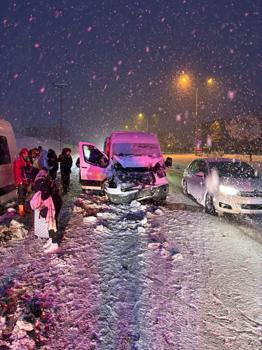 Bingöl’de 3 aracın karıştığı zincirleme kazada 10 kişi yaralandı