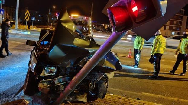 Çorum’da iki otomobil çarpıştı; 4 yaralı