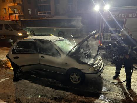 Kayseri’de otomobil çalıştırıldığı sırada alev aldı