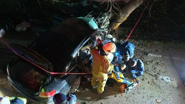 Bursa'da otomobil ağaca çarptı: 2 ölü, 2 yaralı