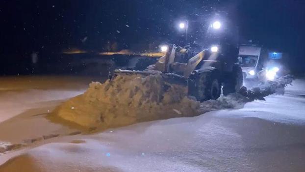 Yolu kapanan köydeki hasta için ekipler seferber oldu