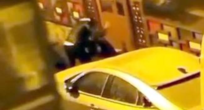 Avcılar'da tartıştığı kadını sokak ortasında tekme tokat darbetti