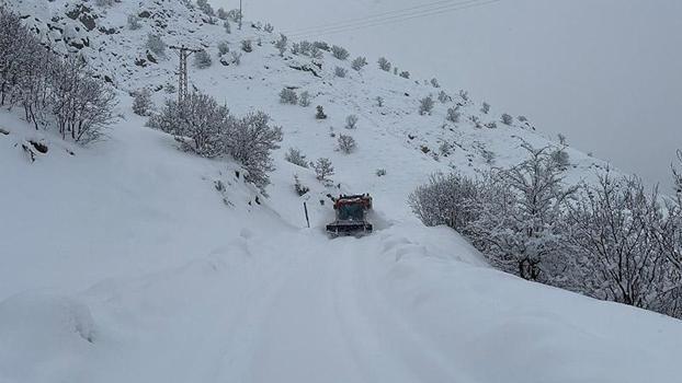 Yolu kapalı köydeki diyaliz hastası, paletli araçla hastaneye ulaştırıldı
