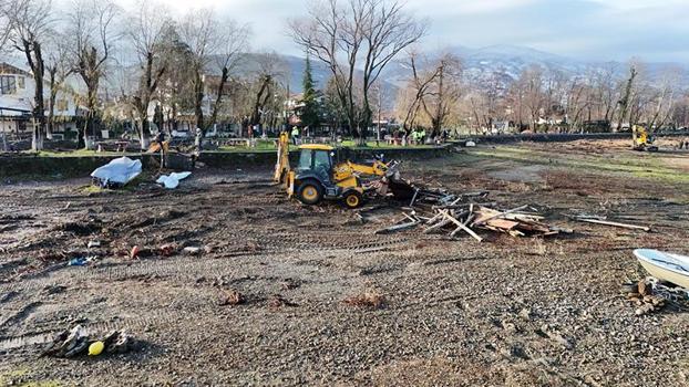 Sapanca Gölü kıyısındaki kaçak yapılar yıkılıyor