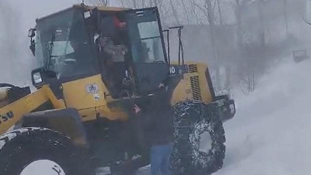 Karlıova’da taburcu olan anne ve bebeği kepçeyle evine götürüldü