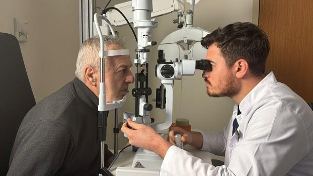 Kornea nakliyle sol gözü yeniden görmeye başladı