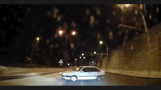 Buzlanan yolda sürücüsünün makas attığı otomobil, refüje çarptı