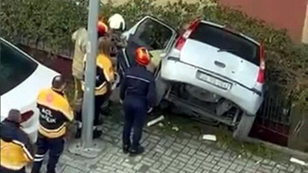 Avcılar'da binanın boşluğuna düşen otomobilin sürücüsü yaralandı