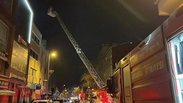 Beyoğlu’nda iş yerinin çatısında çıkan yangın söndürüldü