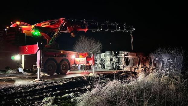 Bursa'da demir profil yüklü TIR devrildi: 1 yaralı