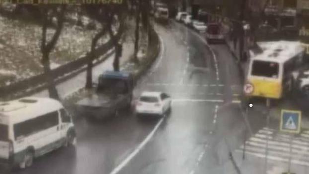 Esenler'de İETT otobüsünün otoparka daldığı kaza kamerada