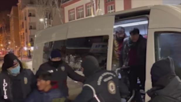 Kars'ta metruk binada saklanan 14 kaçak göçmen yakalandı