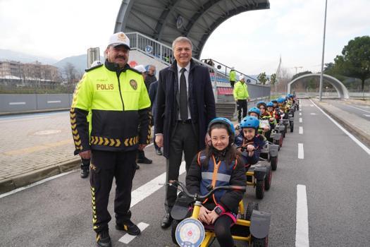 Oyak Renault’dan gelecek için ‘Güvenli Adımlar Projesi’