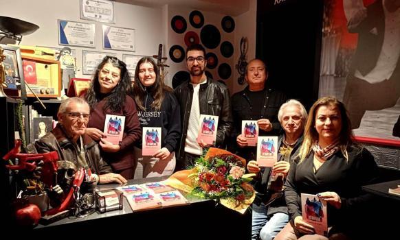 Tiyatro sahnesinde kitap tanıtımı