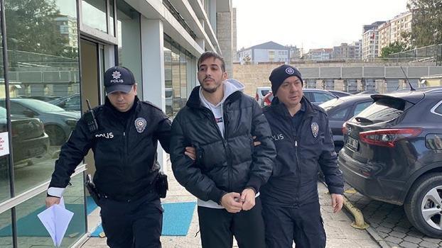 Otobüste ‘ters baktınız’ deyip, 2 kişinin boynuna bıçak dayayan üniversiteli tutuklandı