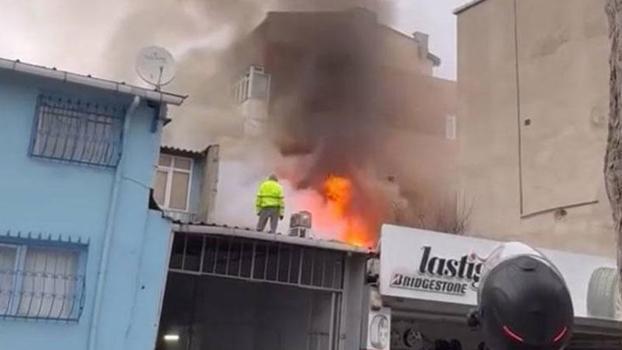 Fatih’te gecekondu yangınında mahsur kalan kişiyi komşuları kurtardı