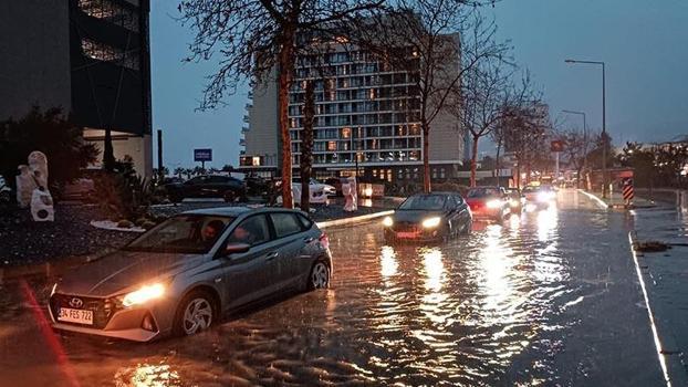 İzmir'de sağanak etkili oldu