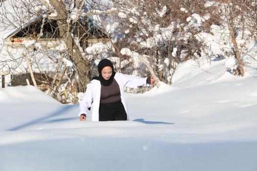 Ebe Aysel, 1,5 metre karda yürüyerek sağlık hizmeti veriyor