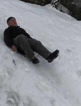 Köylülerin kar keyfi; naylon poşet ve tepsilerle kaydılar