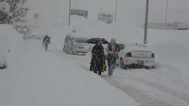 Bitlis'te kardan kapanan 197 yerleşim yerinin yolu açıldı