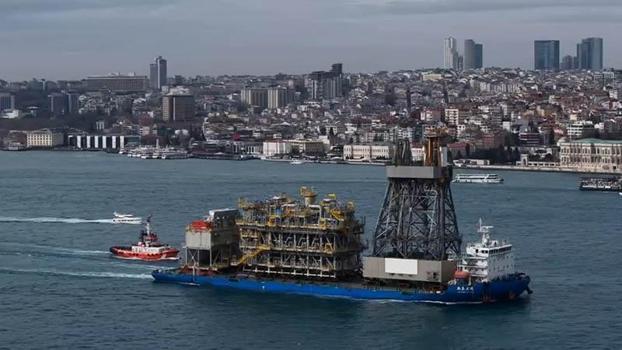 Sondaj gemisinin kulesini taşıyan gemi İstanbul Boğazı'ndan geçiyor