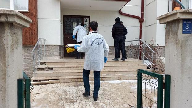 Yalnız yaşadığı evinde ölü bulundu