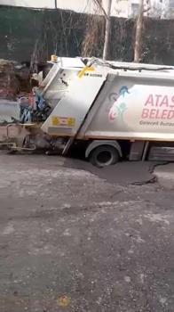 İstanbul- Ataşehir'de çöp kamyonu çukura düştü