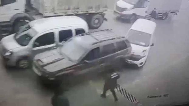 Araç muayene istasyonunda 3 aracın hasar gördüğü kaza kamerada