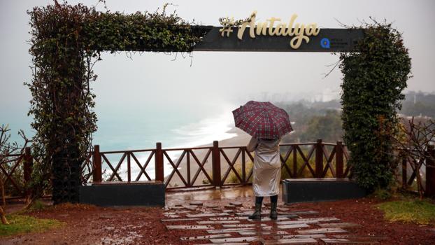 'Sarı kod'la uyarılan Antalya'da şiddetli yağış