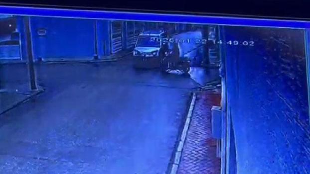 Hafif ticari araç ile çarpışan motosikletin sürücüsü yaralandı; kaza anı kamerada