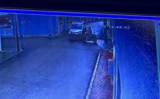 Hafif ticari araç ile çarpışan motosikletin sürücüsü yaralandı; kaza anı kamerada