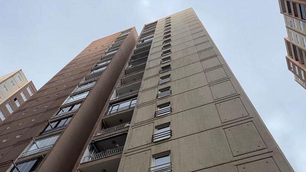 Kiralamak için baktığı 17'nci kattaki dairenin balkonundan düşüp öldü