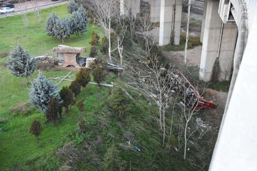 Kamyonete çarpan TIR, viyadükten aşağı düştü; 3 yaralı