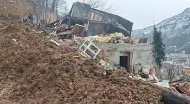 Artvin’de heyelan; ev ve ahır yıkıldı