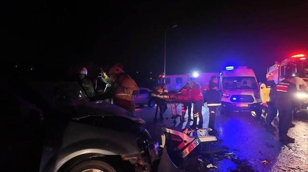 İzmir’de iki otomobil çarpıştı: 2’si ağır 6 yaralı